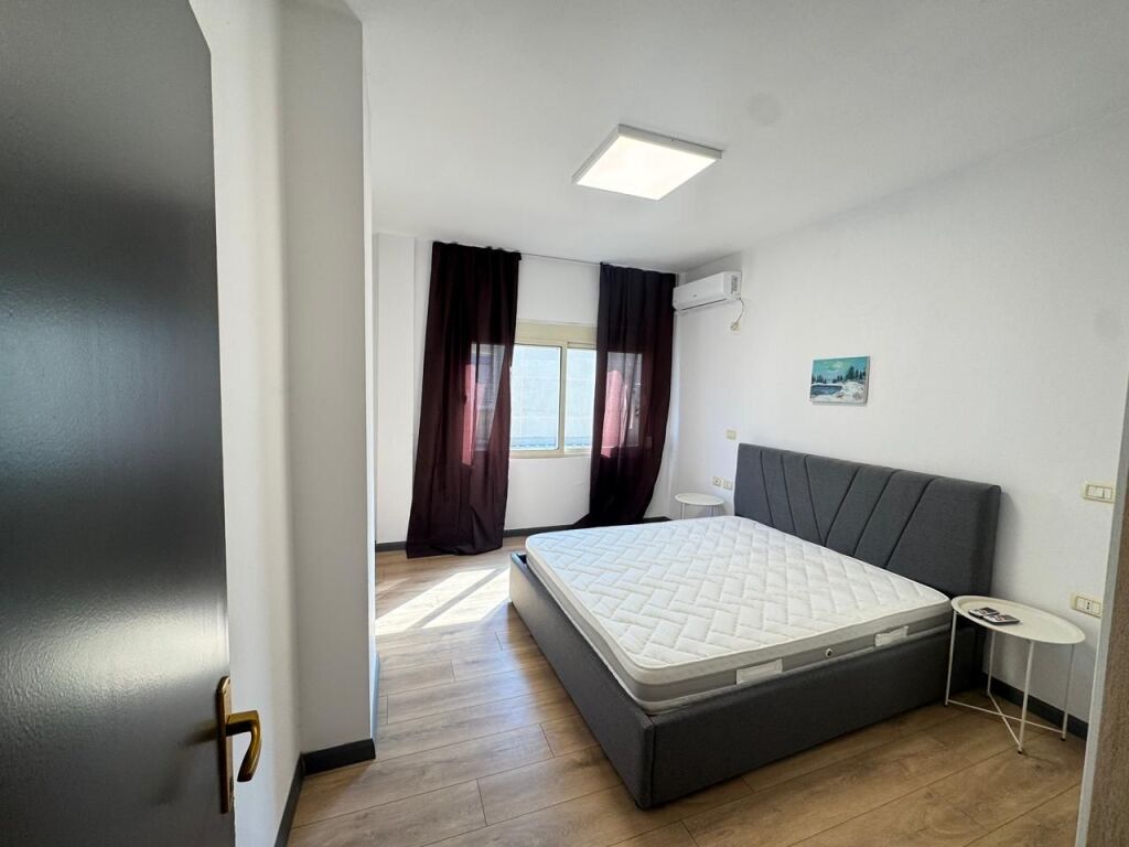 Kodra e Diellit jepet me qira apartment 2+1i mobiluar