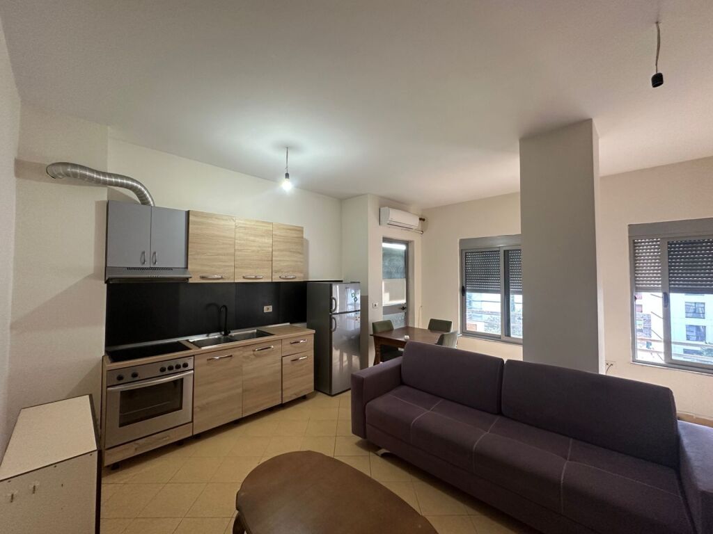 🏡 Appartamento 1+1 in Affitto 📍 Jordan Misja – 2 minuti da 313 🏢 3° piano con ascensore 📐 Superficie: 60 m² 💶 Prezzo: 400€ / mese (leggermente trattabile)