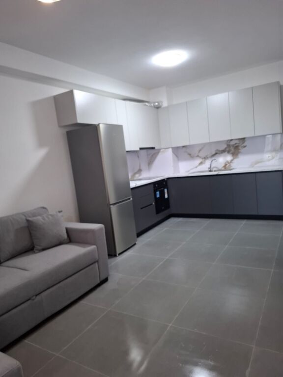 3+1,i mobiluar,5 maji afer pallateve te bashkise,650 mije leke