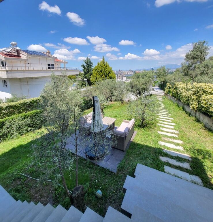 🏡 Vilë 3-Katëshe për Qira – Liqeni i Thatë, Tiranë