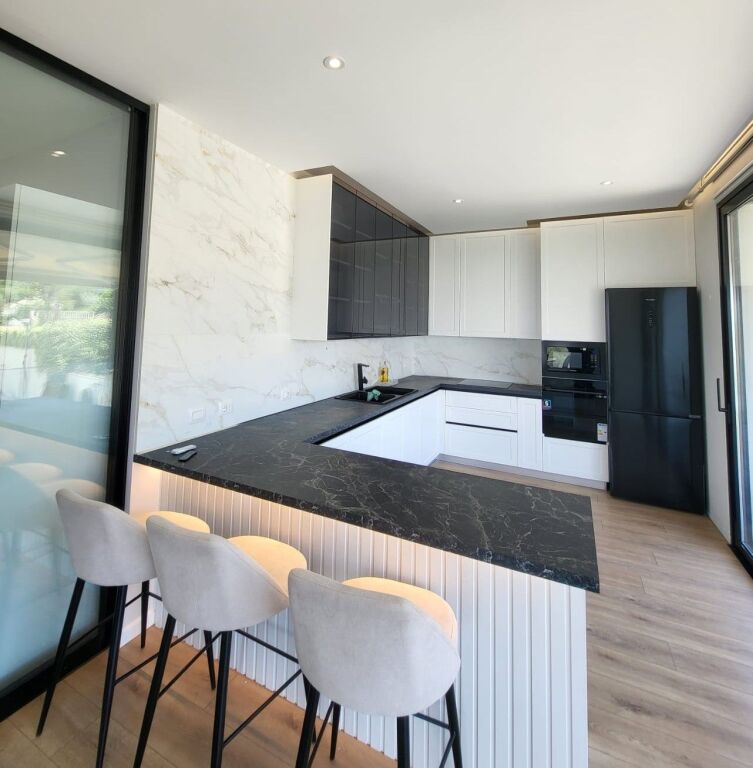 🏡 Vilë 3-Katëshe për Qira – Liqeni i Thatë, Tiranë