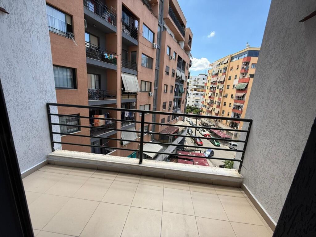 Shitet Apartament 1+1 , Astir