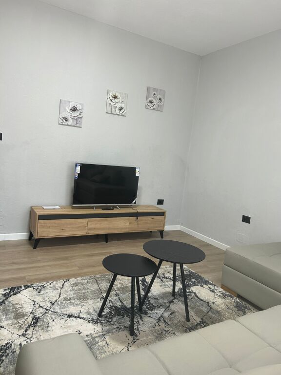 Qera | Shtëpi private 2 + 1 | Poligrafiku | 450 €/muaj