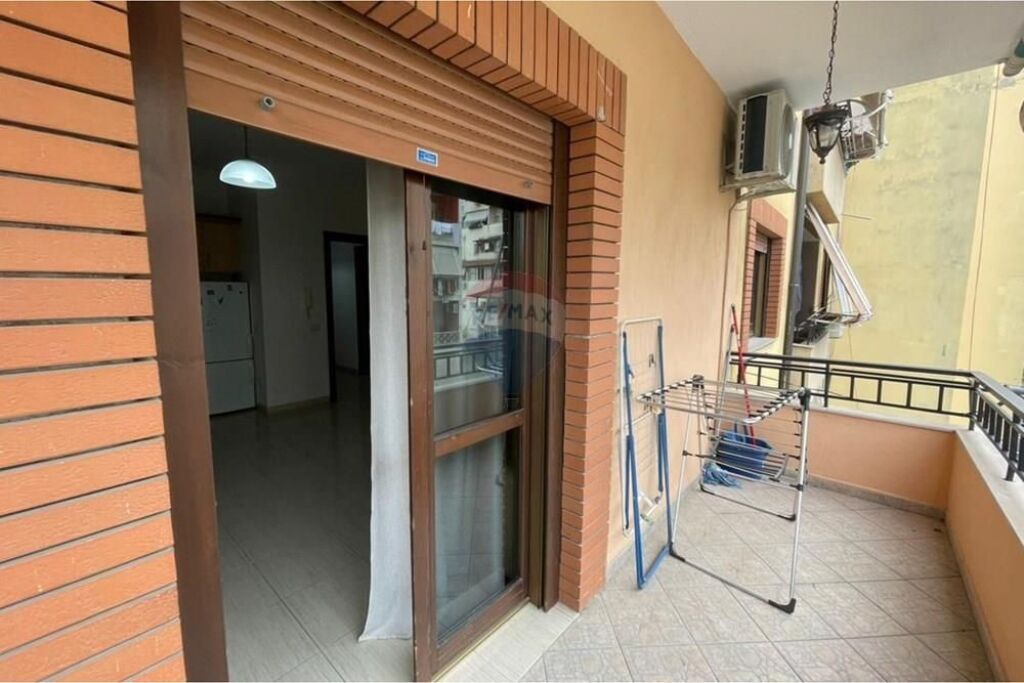 Apartament 1+1 me Qira tek Komuna Parisit