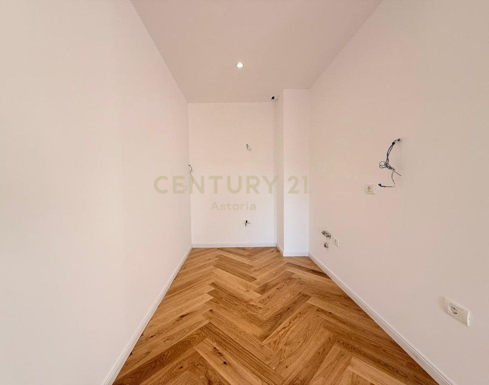 APARTAMENT 2+1 + POST PARKIMI PER SHITJE TEK SHKOLLA E KUQE, TIRANE 261,300 € Sip. Totale  105m2