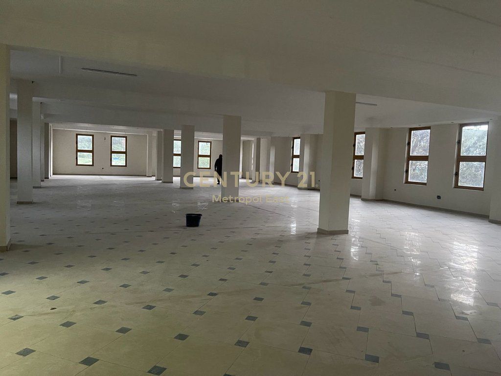 Multifunctional 3-Storey Building with Industrial Elevator &amp; Warehouse for Rent, in a strategic location and with ample parking