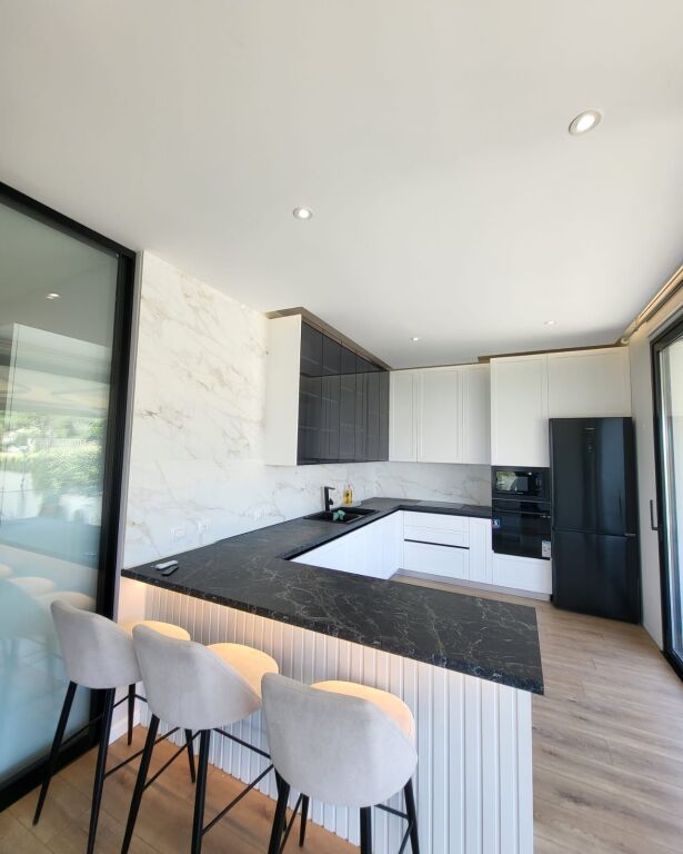 🏡 Jepet me qira vilë premium tek Liqeni i Thatë  Ideale për banim ose aktivitet biznesi