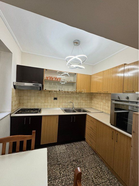 Shkolla e Baletit, apartament 1+1 me qira