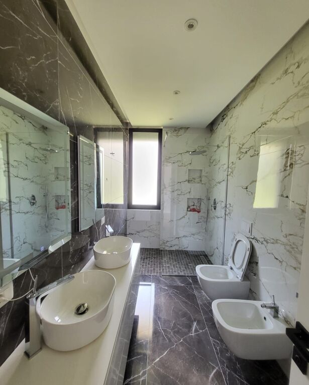 🏡 Jepet me qira vilë premium tek Liqeni i Thatë  Ideale për banim ose aktivitet biznesi