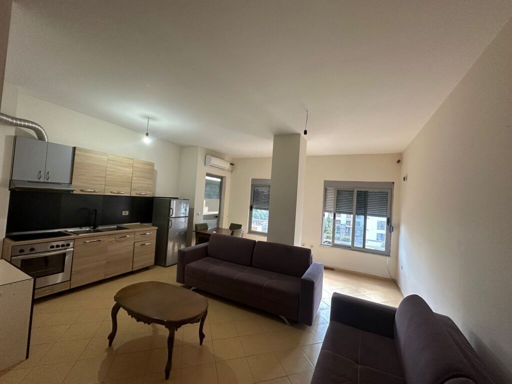 🏡 Appartamento 1+1 in Affitto 📍 Jordan Misja – 2 minuti da 313 🏢 3° piano con ascensore 📐 Superficie: 60 m² 💶 Prezzo: 400€ / mese (leggermente trattabile)