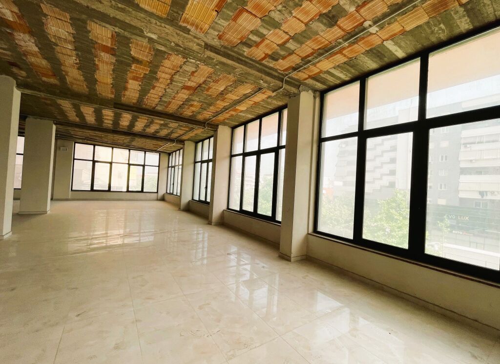 🏢Commercial Space for Rent at the Commune Overpass🔥