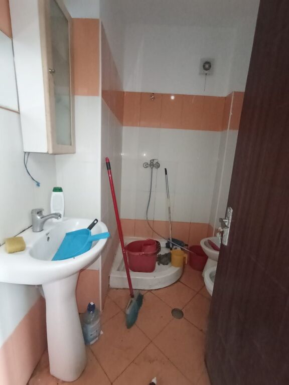 For sale, Apartment 1+1, At Shkëmbi i Kavajës, Above the Rails