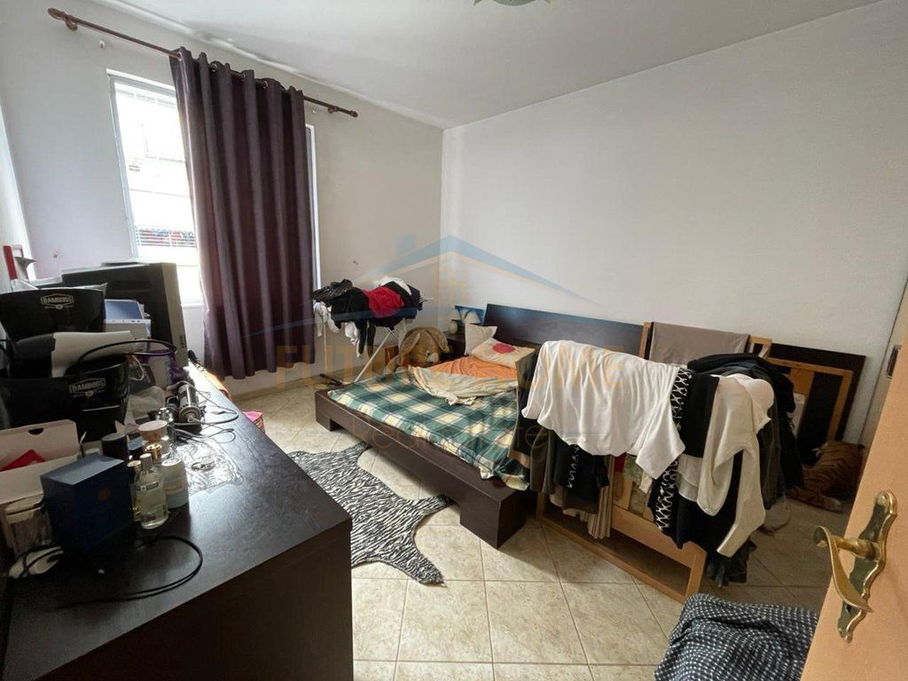 Shitet, Apartament 2+1 , Rruga e Kavajës, Tiranë
