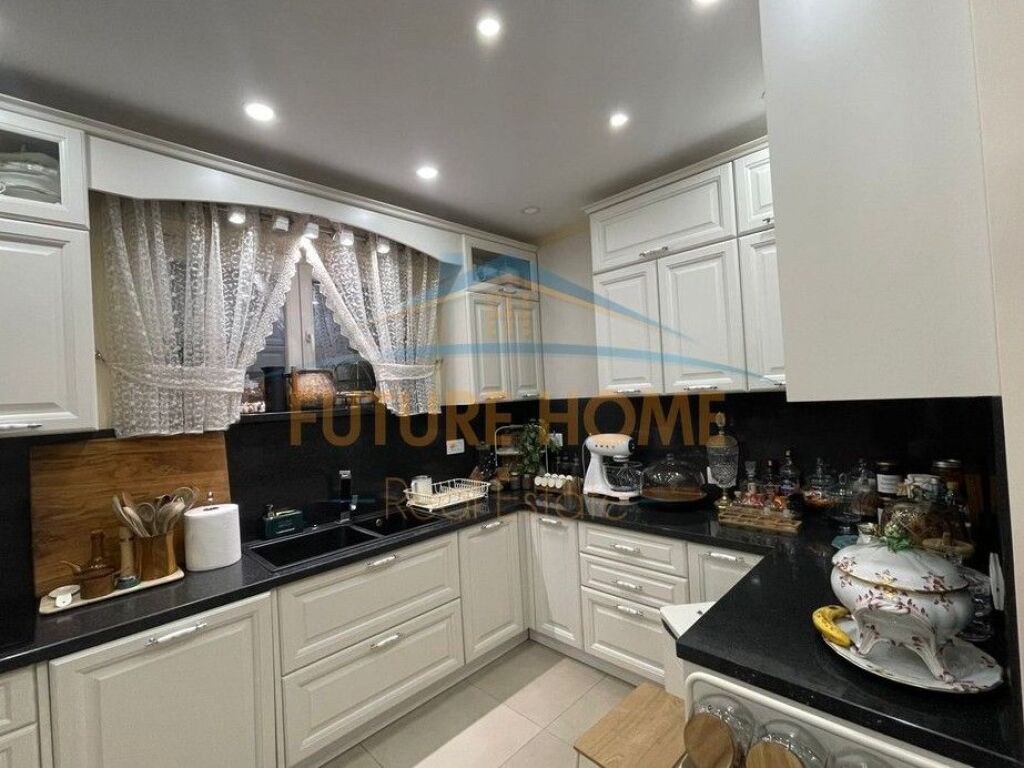 Shitet, Apartament 3+1, Komuna e Parisit, Tiranë.
