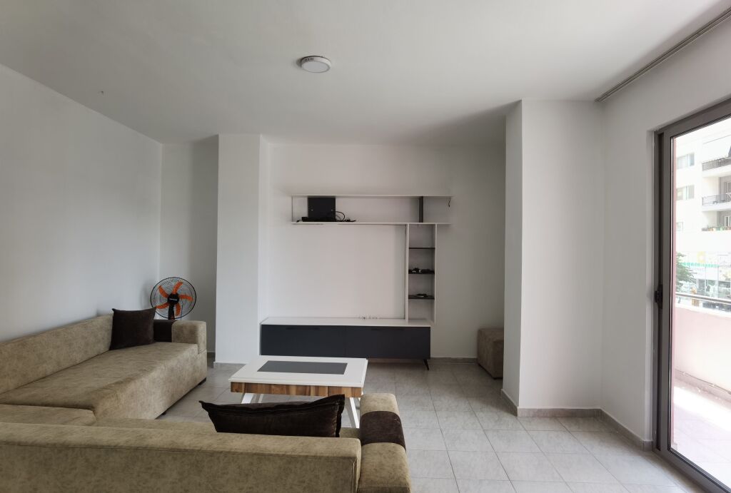 Shitet Apartament 2+1+2 prane bulevardit Migjeni ne Astir