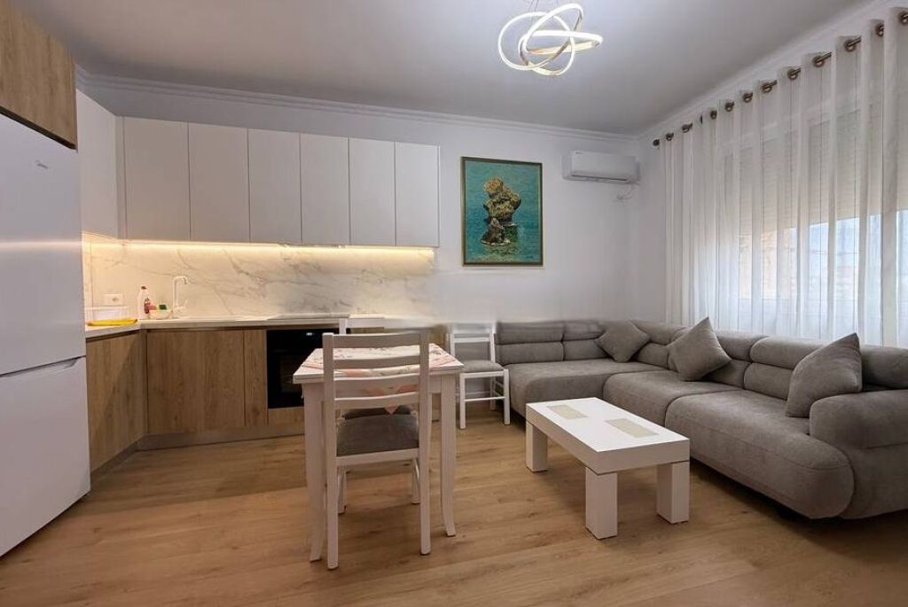 APARTMENT 2+1 GARAGE FOR RENT ON KONGRESI I MANASTIRIT STREET!