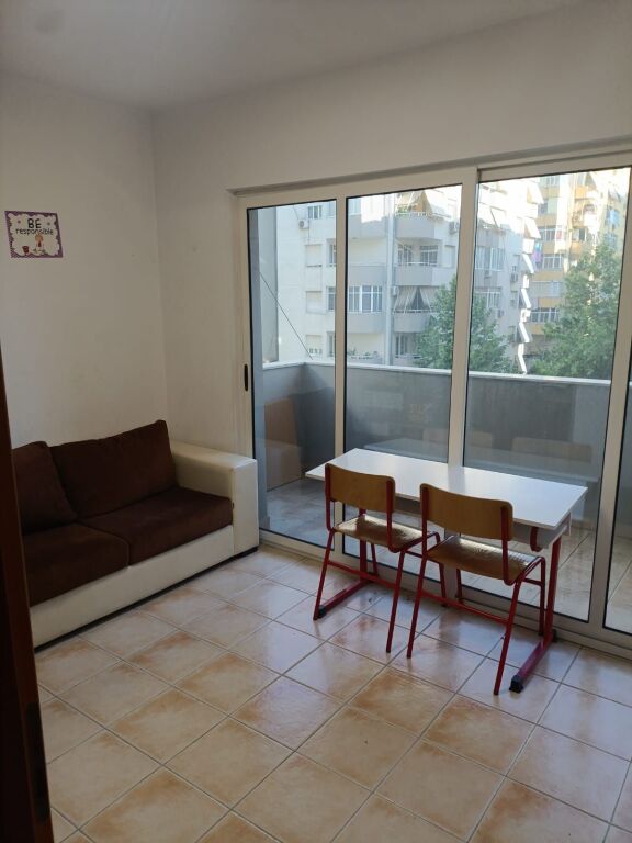 Jepet me qera apartament  Duplex  Komuna  e Parisit  Buze rruge Kika 1