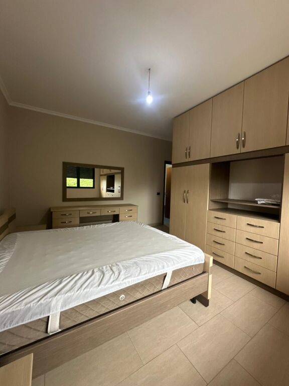 Shitet Apartament 2+1+2