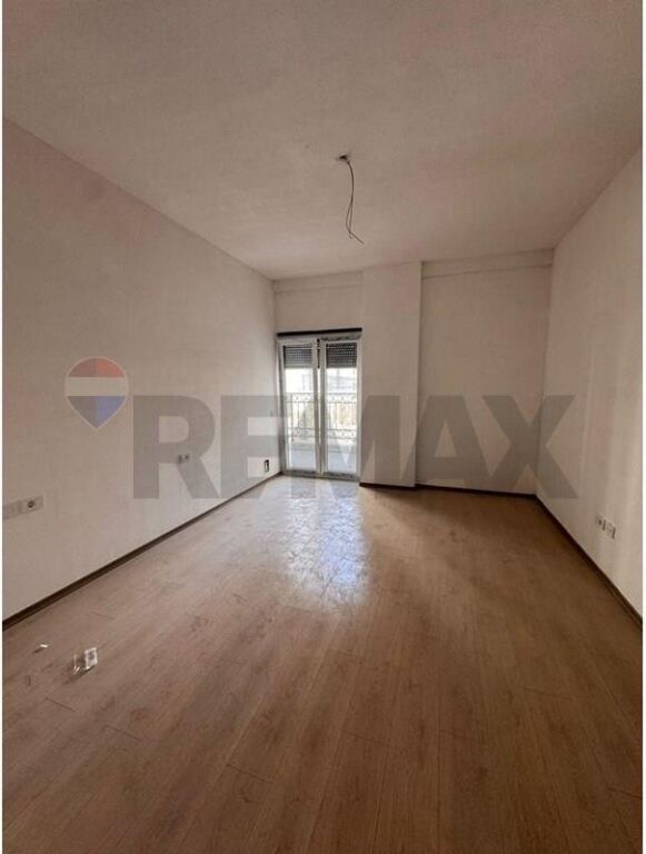 VENDESI APPARTAMENTO 2+1+2 RESIDENZA PORTA E RE !