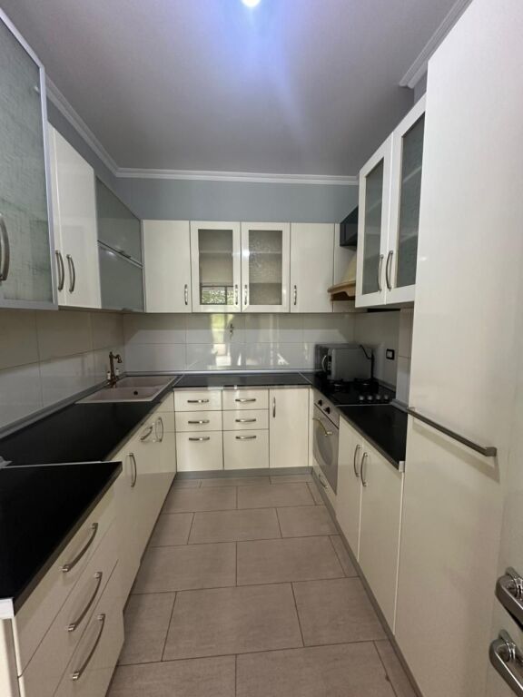 Shitet Apartament 2+1+2