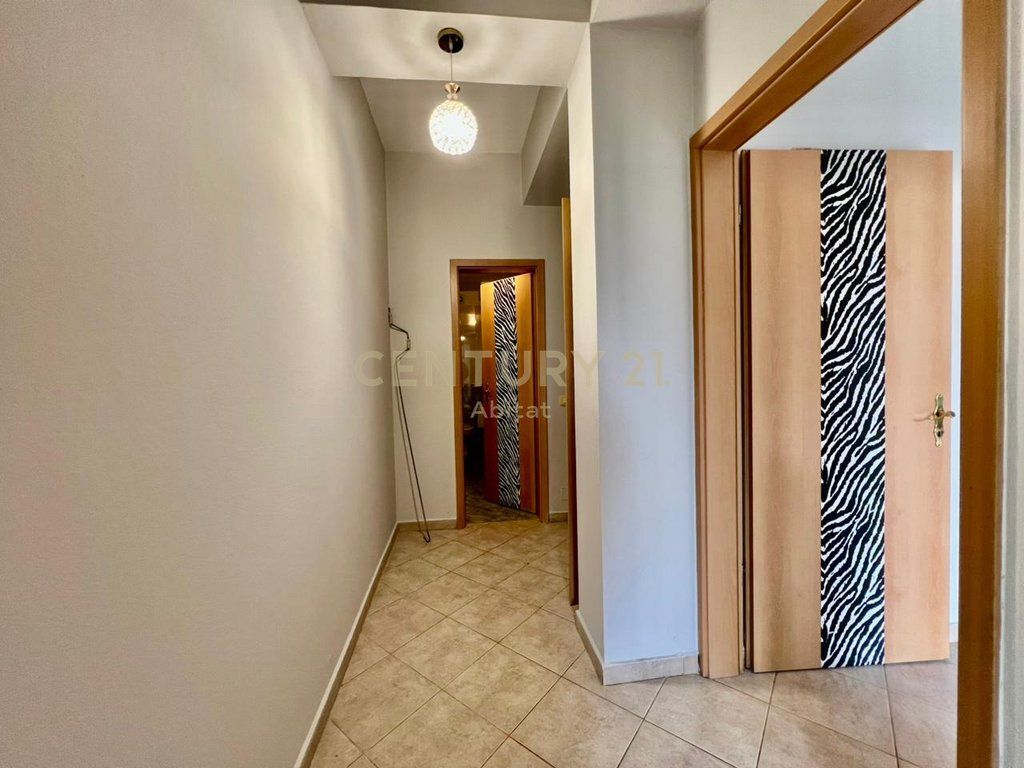 QIRA, APARTAMENT MODERN 2+1+2 me POST PARKIMI, GLOBE / RRUGA KAVAJËS