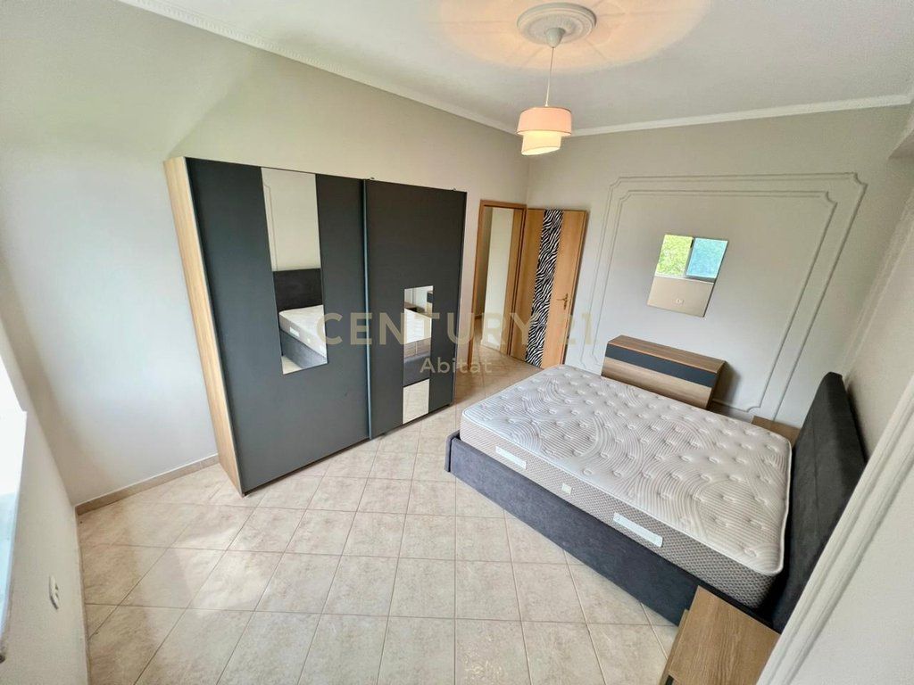 QIRA, APARTAMENT MODERN 2+1+2 me POST PARKIMI, GLOBE / RRUGA KAVAJËS