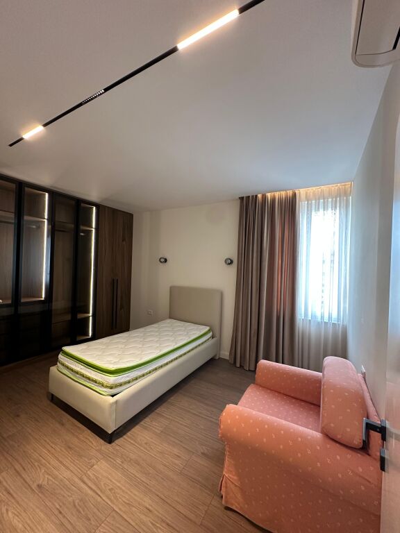 Apartament 2+1+2+post parkimi me qera tek Ish Blloku