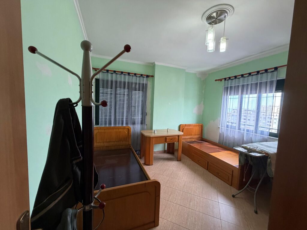 Shitet Apartament 3+1+2 te Pallati Sportit, Durres