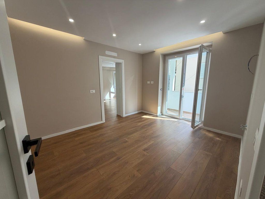 Shitet Apartament 1+1, Mine Peza