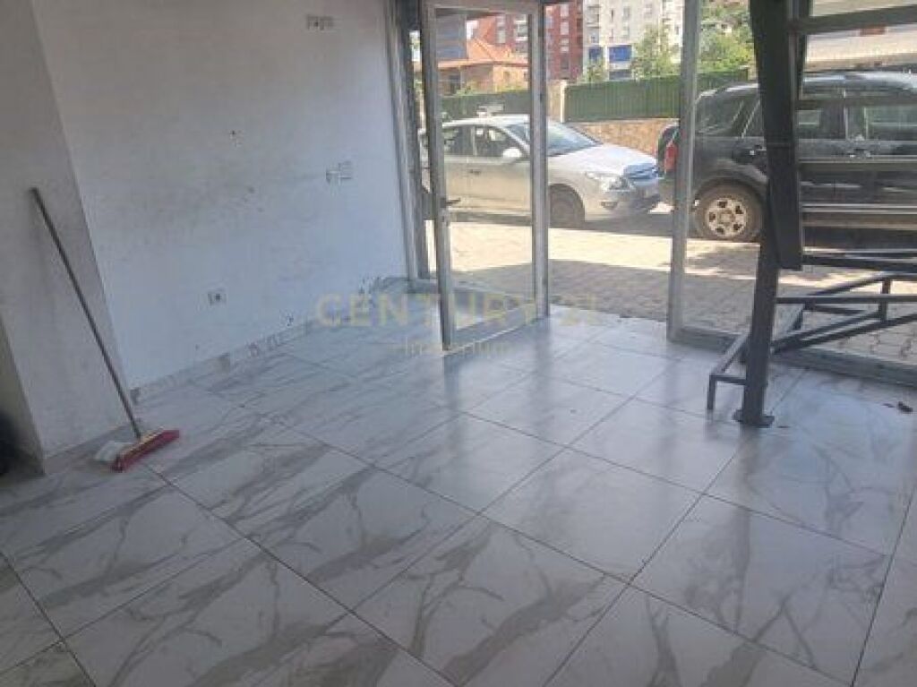 Jepet me Qera Ambient Biznesi 74 m² në Pallatet Çabej!