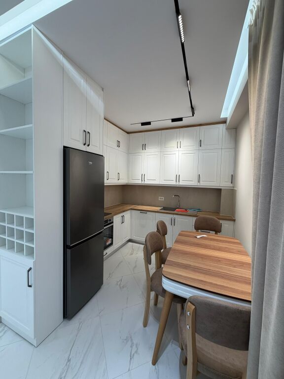 Qera apartament 2+1 +2 📍Perballe Amerikan 3 cmimi 60000 leke ne mua   