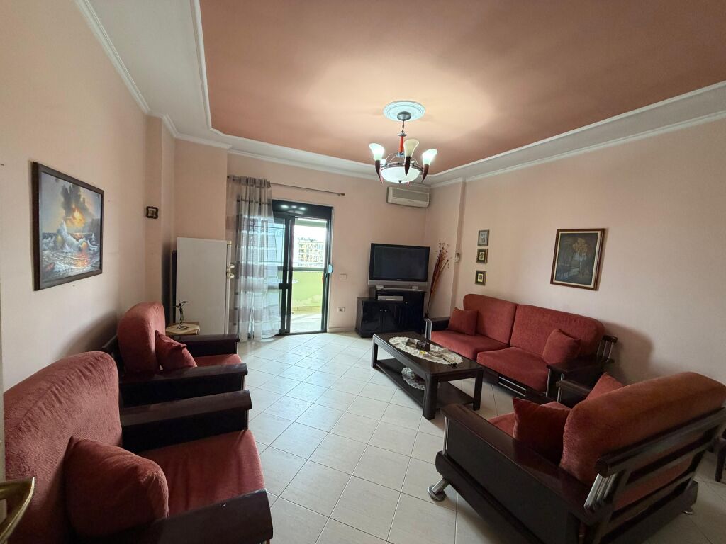 Shitet Apartament 3+1+2 te Pallati Sportit, Durres
