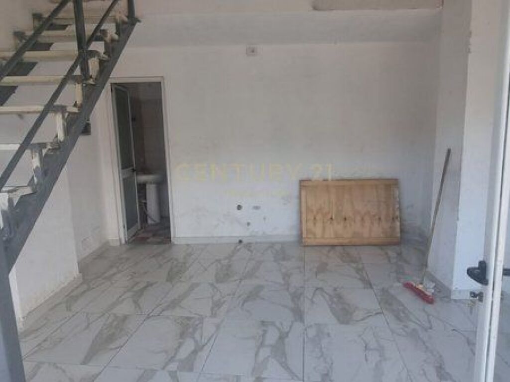 Jepet me Qera Ambient Biznesi 74 m² në Pallatet Çabej!