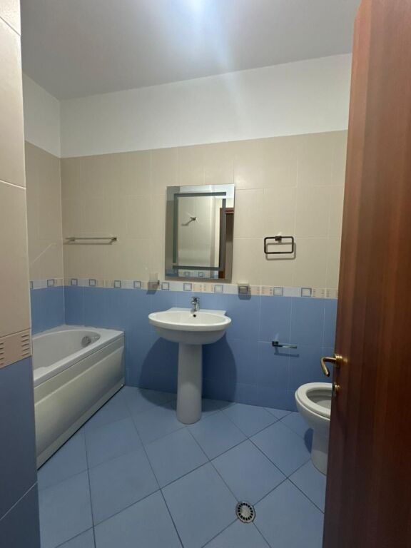 Shitet Apartament 2+1+2