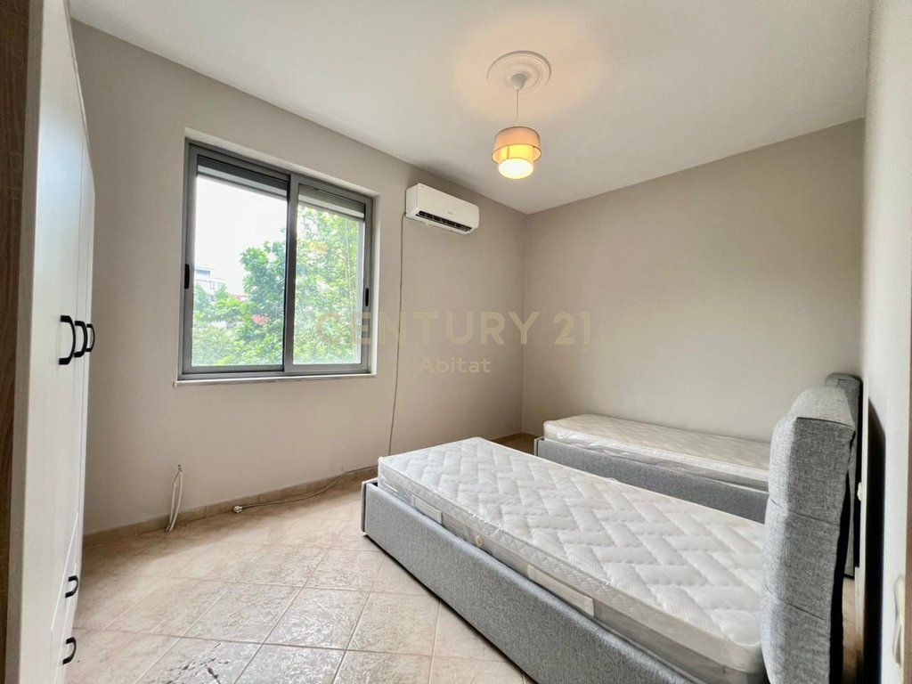 QIRA, APARTAMENT MODERN 2+1+2 me POST PARKIMI, GLOBE / RRUGA KAVAJËS