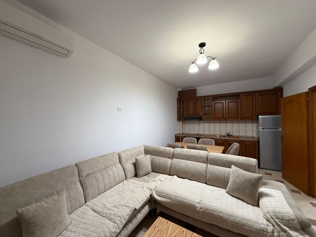 Shitet Apartament 2+1+2+2 te Pelikani, Durres