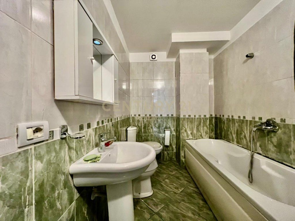 QIRA, APARTAMENT MODERN 2+1+2 me POST PARKIMI, GLOBE / RRUGA KAVAJËS