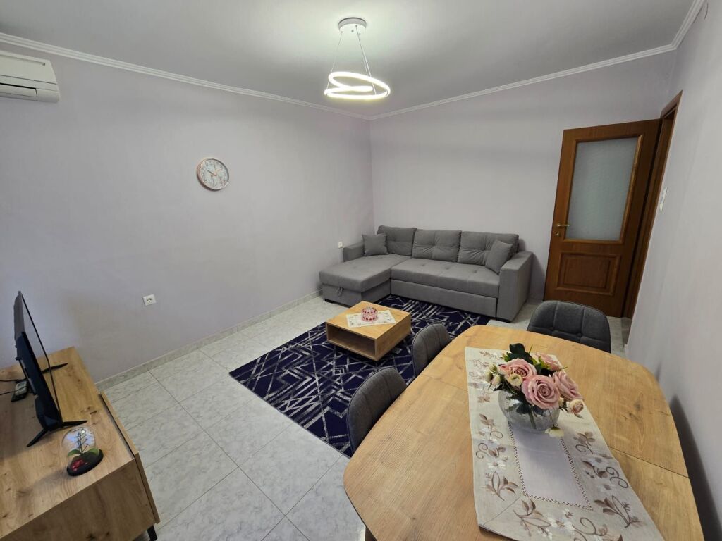 JEPET APARTAMENT ME QERA 1+1 ALI DEMI