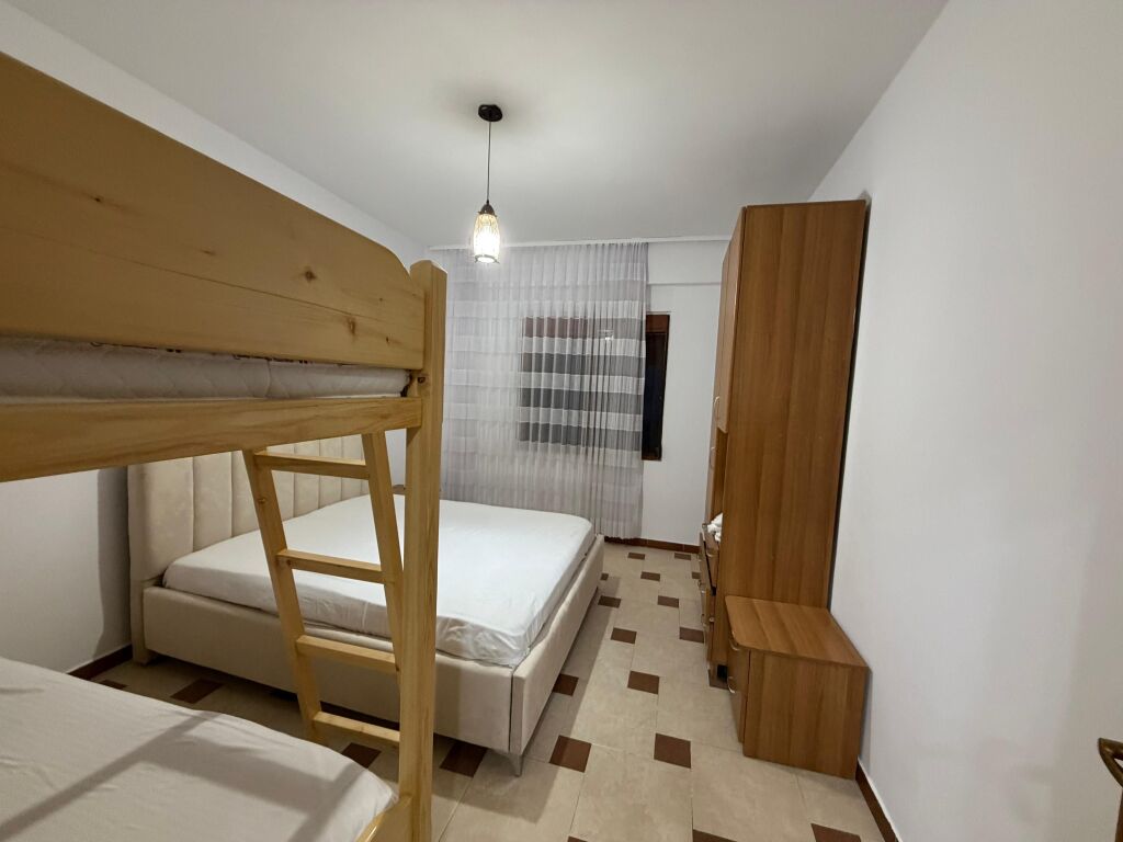 Shitet Apartament 2+1+2+2 te Pelikani, Durres