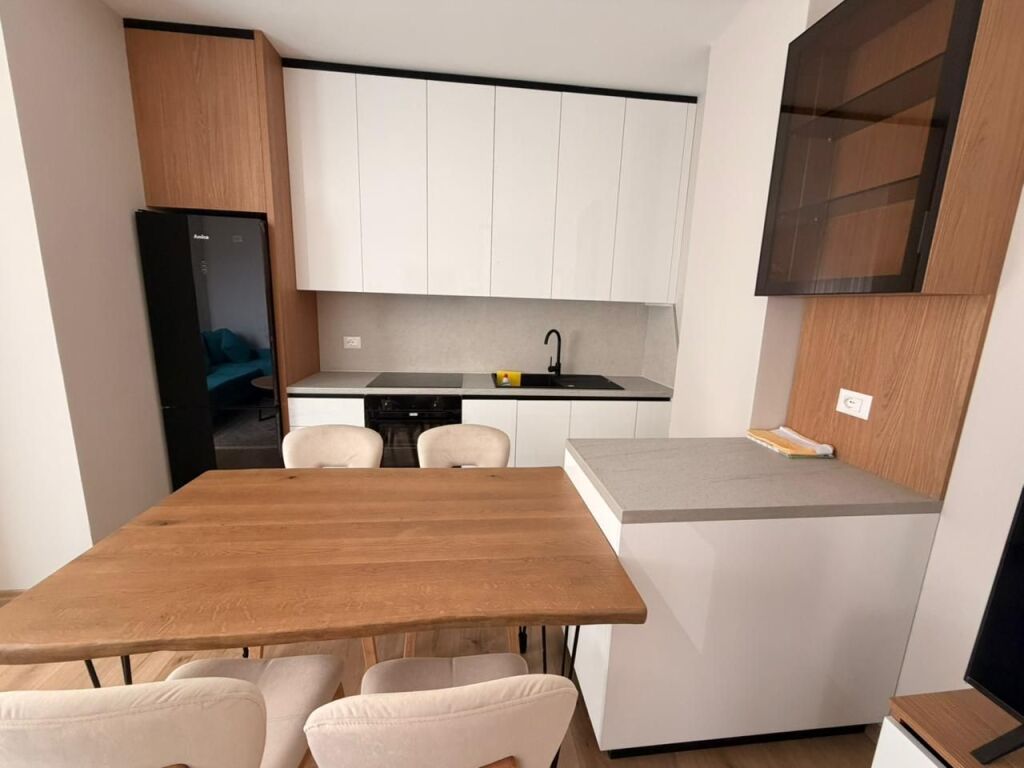Jepet me Qera Apartament 2+1 ne Qender te Durresit!