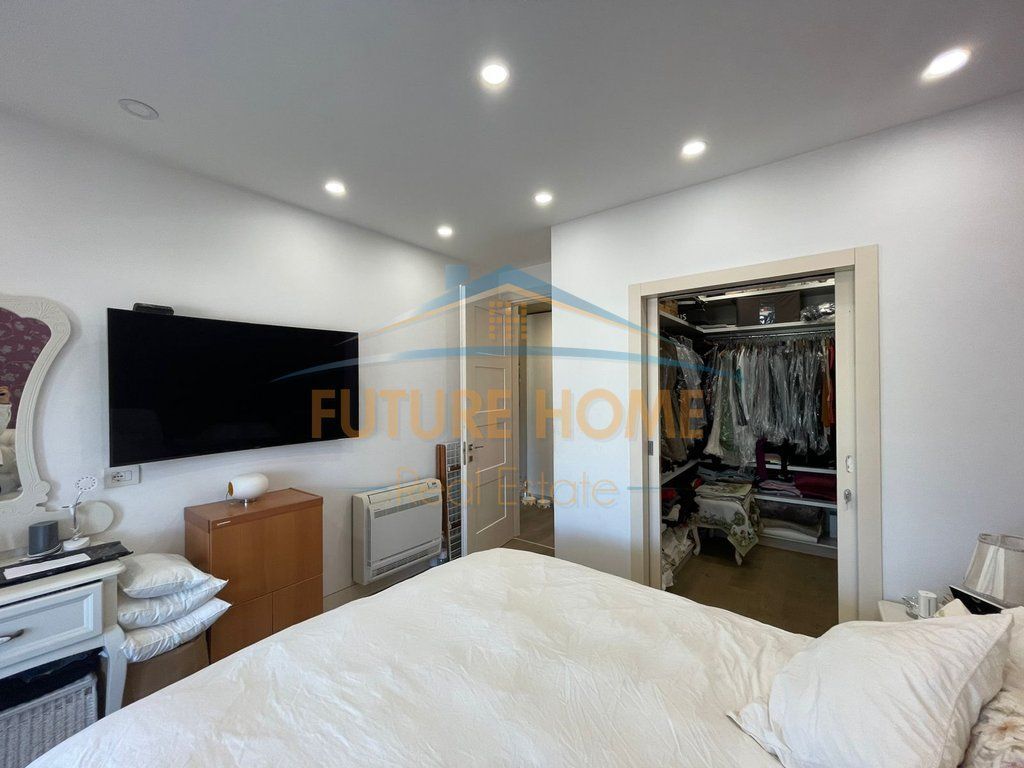 Shitet, Apartament 3+1, Komuna e Parisit, Tiranë. 366,800 €