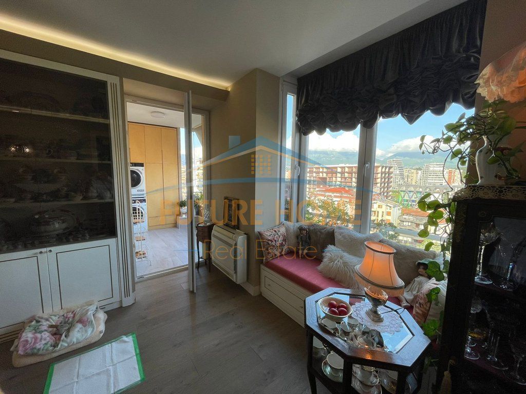 Shitet, Apartament 3+1, Komuna e Parisit, Tiranë. 366,800 €