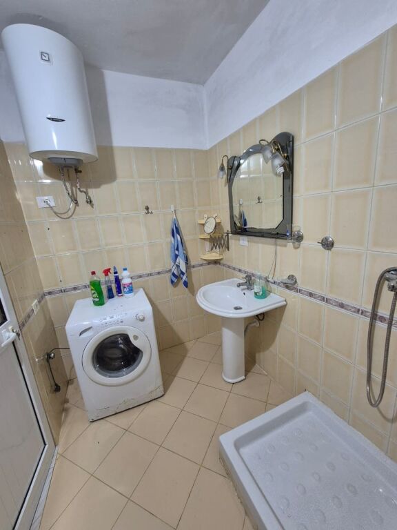 Jepet me qira Apartament 2+1+2 tek Komuna e Parisit | Pranë Kompleksit Niku