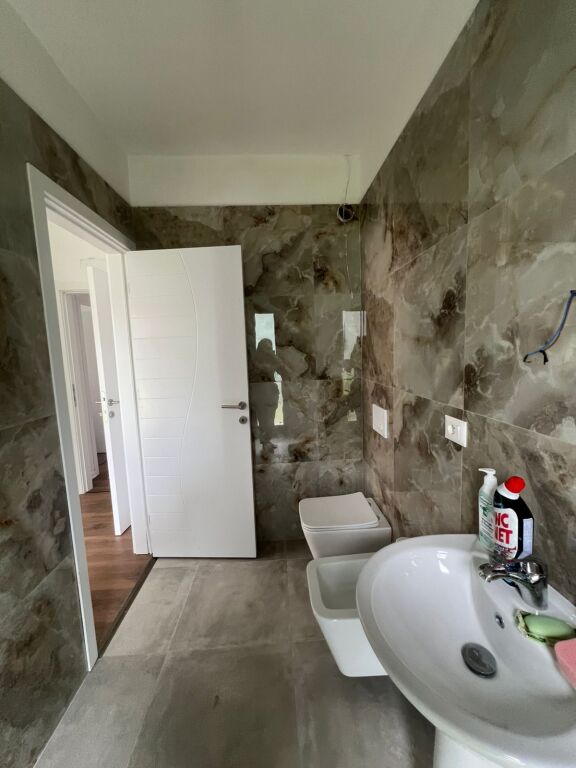 Shitet Apartament Modern 2+1+2 tek Bengas