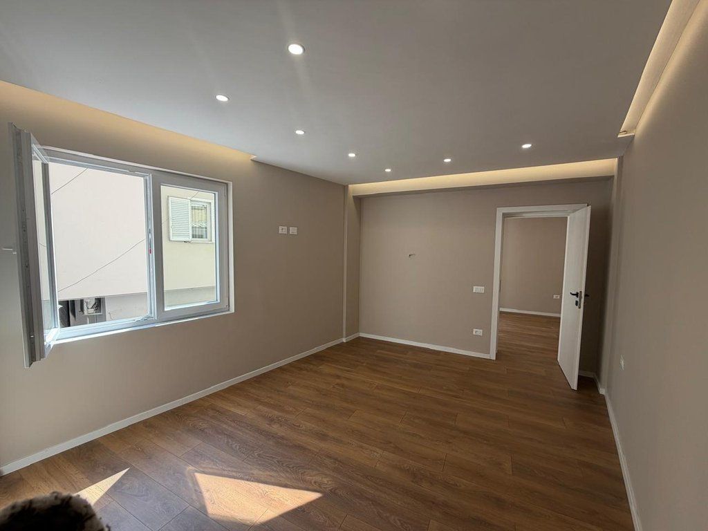 Shitet Apartament 1+1, Mine Peza