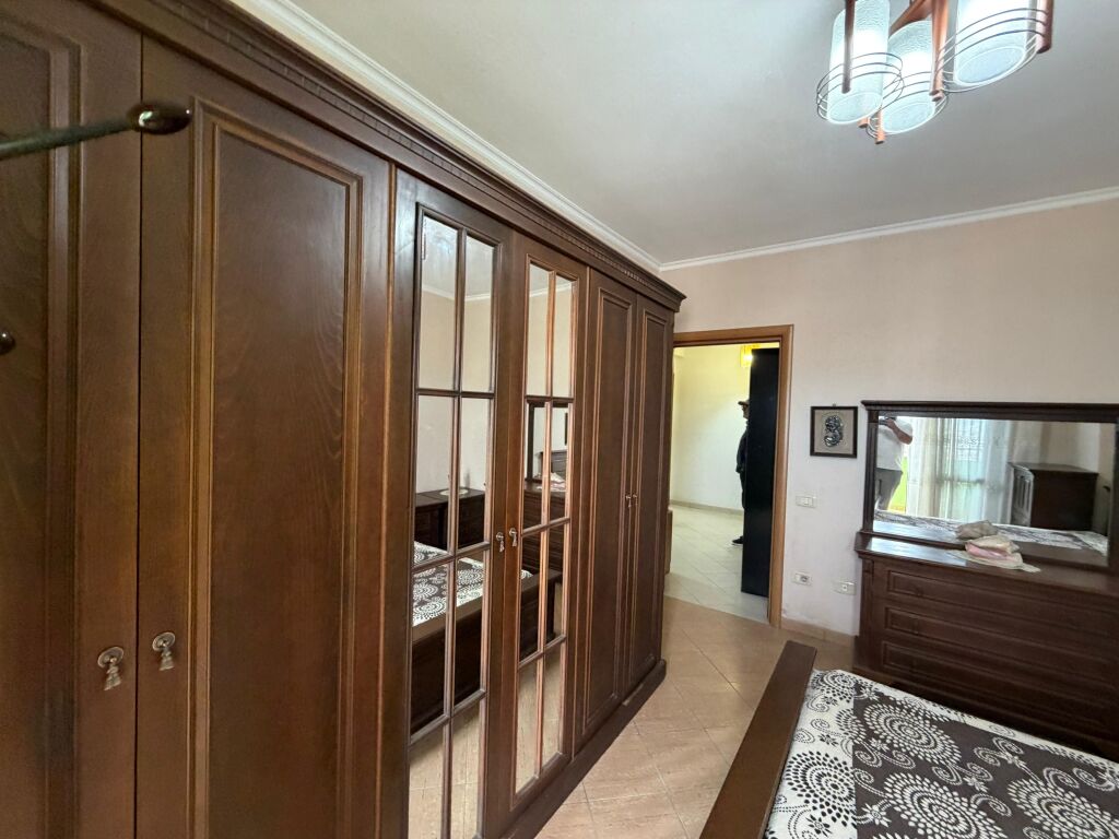 Shitet Apartament 3+1+2 te Pallati Sportit, Durres
