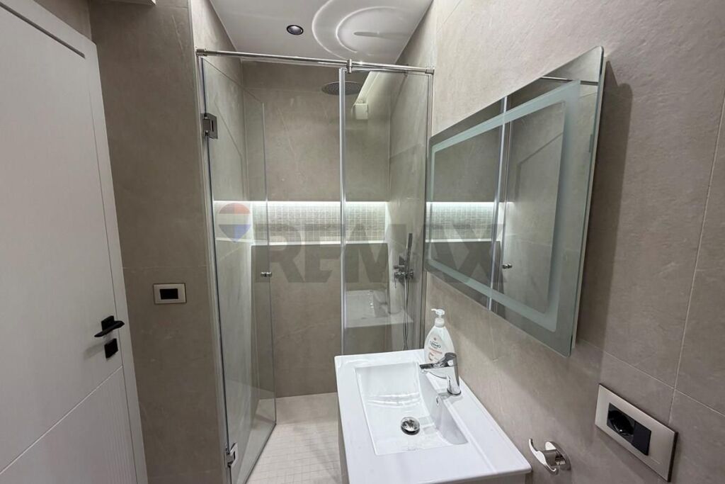 Apartament - Për Qira - Blloku, Tiranë