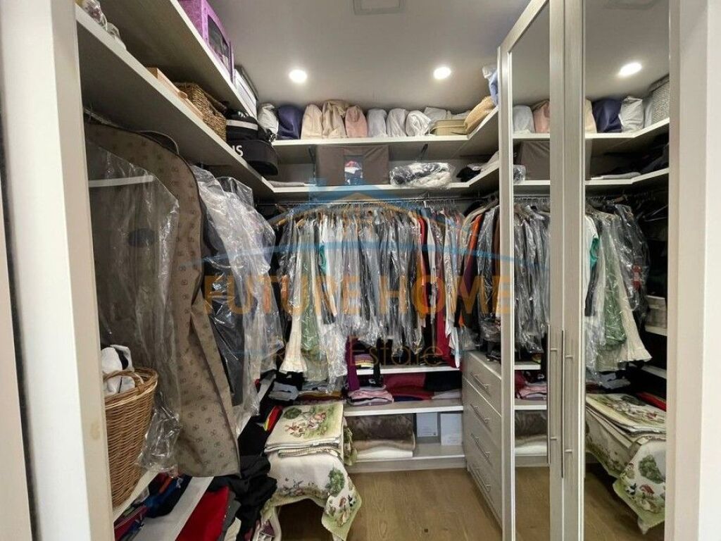 Shitet, Apartament 3+1, Komuna e Parisit, Tiranë.