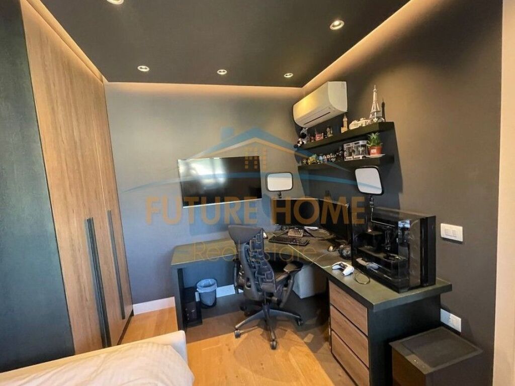 Shitet, Apartament 3+1, Komuna e Parisit, Tiranë.