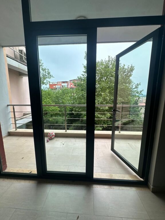 Shitet Apartament 2+1+2